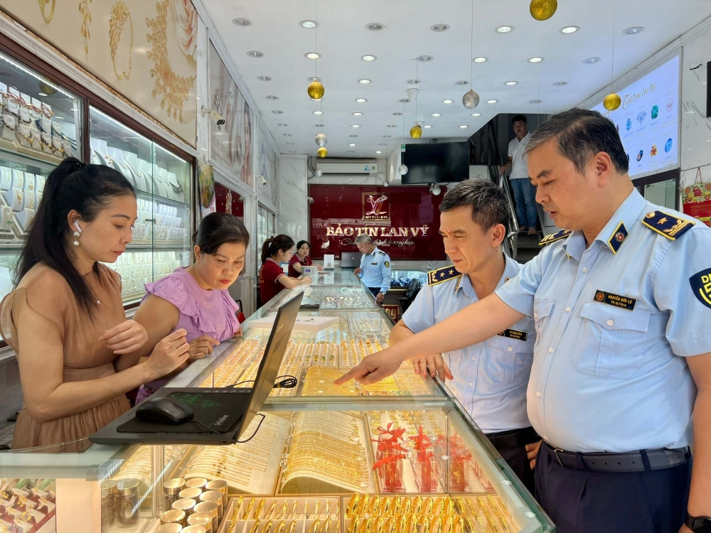 Kiểm tra đột xuất 3 cửa hàng kinh doanh vàng ở Hà Nội