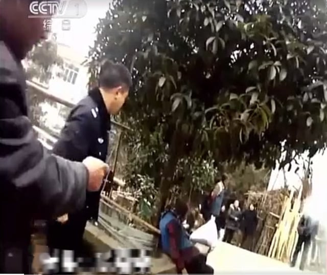 Cảnh sát phát hiện bà Xie Changying đã lạnh cóng ngoài đường
