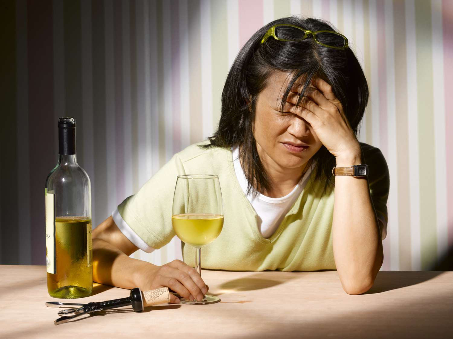 Rượu có thể khiến hoạt động của não trở nên bất thường, dẫn đến cơ thể mệt mỏi