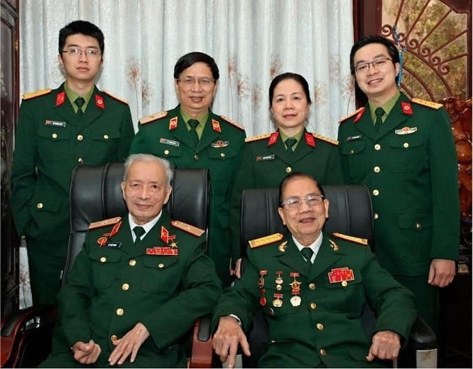 Đại gia đình GS-TSKH Lê Thế Trung đều công tác trong ngành y. GS-TS Lê Trung Hải đứng thứ hai (từ trái sang)