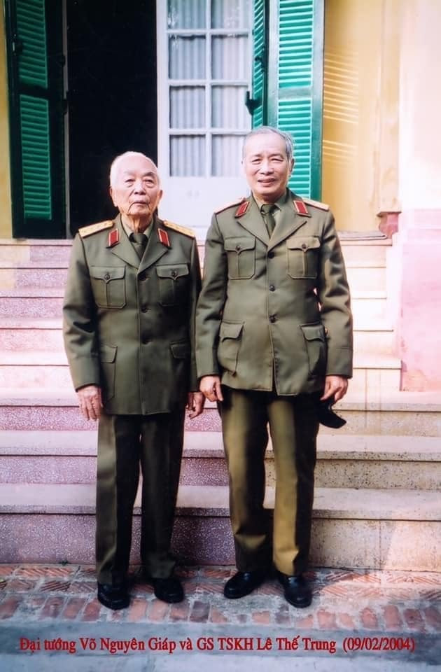 GS-TSKH Lê Thế Trung chụp ảnh lưu niệm cùng Đại tướng Võ Nguyên Giáp