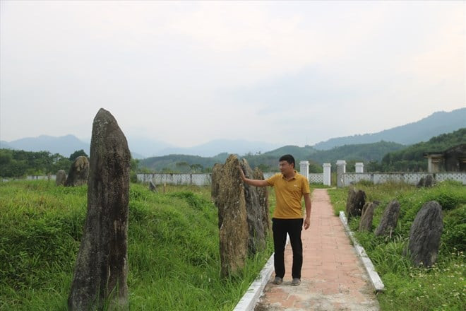 Những cột đá chiếc cao, chiếc thấp được cắm quanh những ngôi mộ cỏ mọc xanh rì