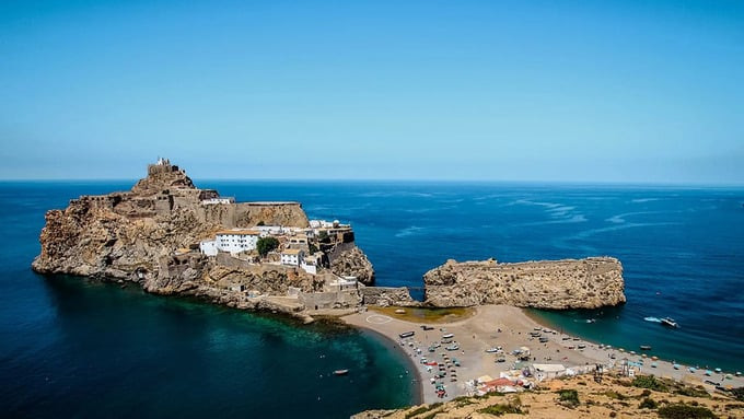 Đây chính xác là một dải đất dài 85m nối liền một tảng đá có diện tích khoảng 19.000m2 với bờ biển Maroc, nằm về phía tây Melilla cách Ceuta của Tây Ban Nha khoảng 127km