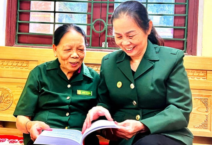Bà Nông Thị Mủn (trái ảnh) và bà Nguyễn Thị Thắm ôn lại kỷ niệm những ngày là thanh niên xung phong làm đường giao thông