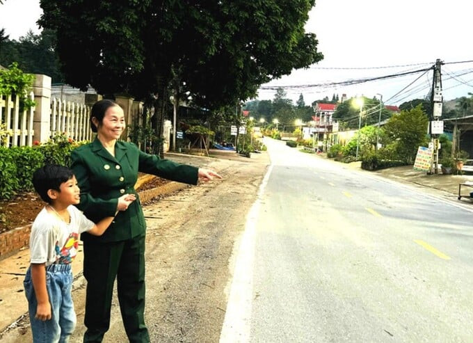 Bà Nguyễn Thị Thắm kể cho cháu nghe về Quốc lộ 70 mà mình đã từng tham gia mở rộng