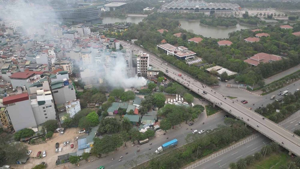 Cháy lớn bãi tập kết vật liệu xây dựng ở Hà Nội, khói đen bốc cao ngùn ngụt hàng chục mét, hiện trường bị phong toả