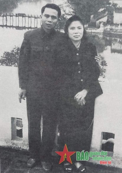 Thiếu tướng Hoàng Đan và vợ, bà Nguyễn Thị An Vinh những năm 70 của thế kỷ trước. Ảnh: Báo Quân đội nhân dân