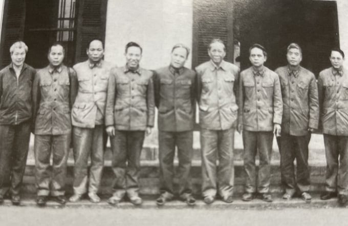 Thiếu tướng Hoàng Đan chụp ảnh lưu niệm với Tổng Bí thư Lê Duẩn và Thượng tướng Chu Huy Mân tại Quân đoàn 14, năm 1979. Ảnh do gia đình cung cấp