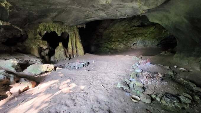 Bên trong hang động có 3 ngôi mộ cổ