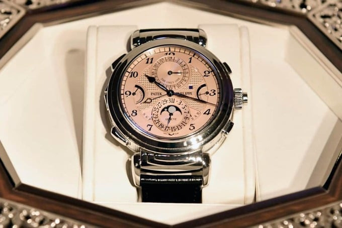 Với mức giá này, chiếc Patek Philippe đã phá vỡ kỷ lục chiếc đồng hồ đắt nhất thế giới 13,5 triệu Bảng trước đó thuộc về Rolex Daytona