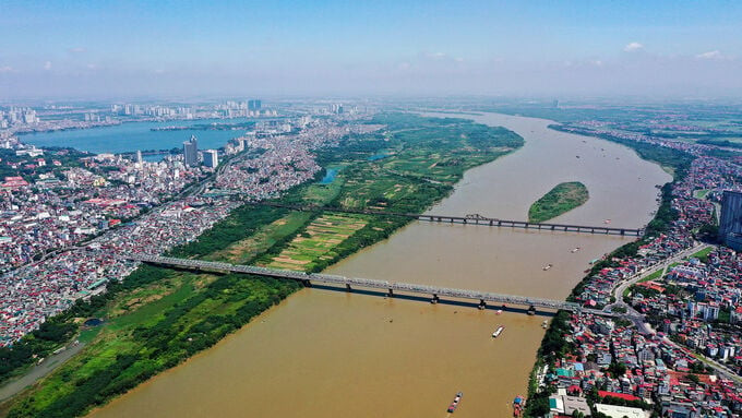Hiện nay, sông Hồng là con sông có nhiều cầu vượt bắc qua nhất