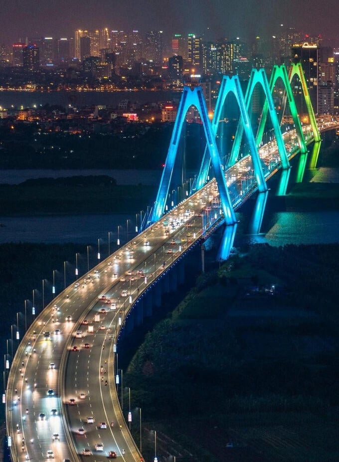 Cầu Nhật Tân về đêm