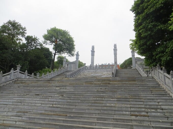Ngôi đền nằm ở xã Vạn Xuân, huyện Tam Nông, tỉnh Phú Thọ