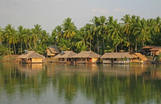 Không có biển, sông Mê Kông với hàng nghìn đảo và hệ sinh thái đa dạng trở nên quan trọng với Lào