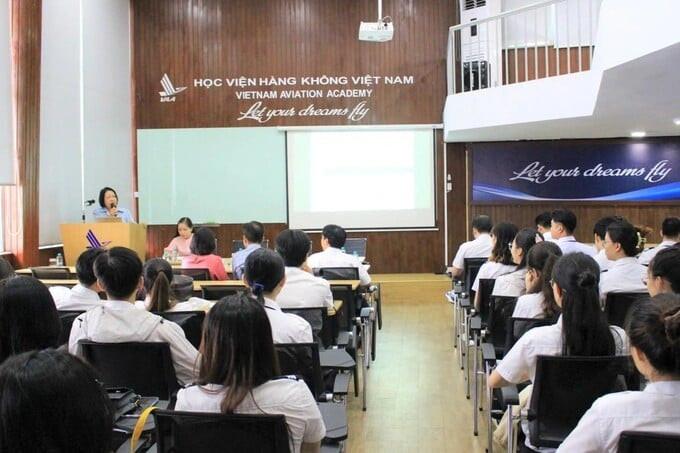 Tổng Công ty Quản lý bay Việt Nam trao đổi với sinh viên về nghề quản lý bay