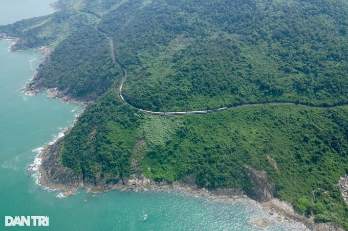 Đoạn đường sắt qua Lăng Cô - đèo Hải Vân được xem là cung đường sắt đẹp nhất Việt Nam. Ảnh: Báo Dân Trí
