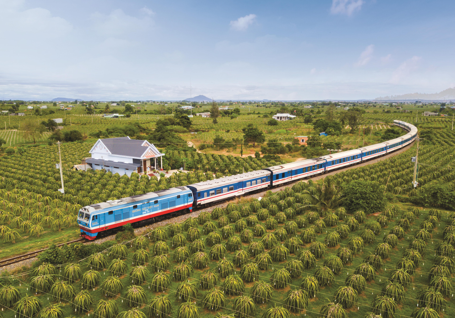 Đường sắt Bắc - Nam là tuyến đường sắt đẹp nhất thế giới của Việt Nam. Ảnh: Báo Quân Đội Nhân Dân