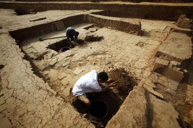 Vụ sạt lở đất đã giúp các nhà khảo cổ học Trung Quốc phát hiện ra 6 cổ mộ của các hoàng đế Đông Hán (Ảnh KK News)