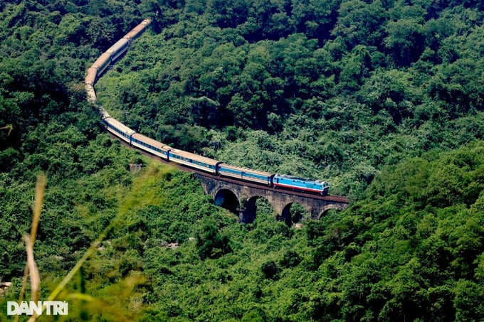 Đường sắt qua đèo Hải Vân quanh co theo sườn núi. Ảnh: Báo Dân Trí