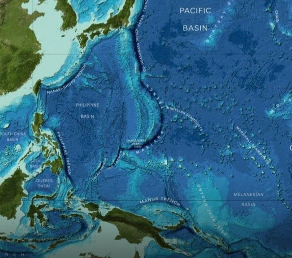Rãnh sâu hình lưỡi liềm này nằm ở phía Tây Thái Bình Dương