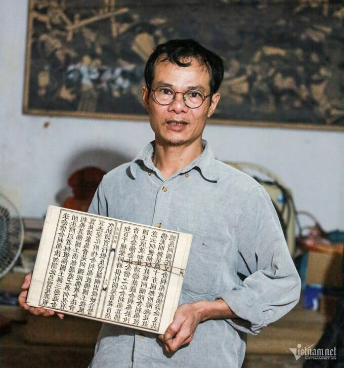 Một bản kinh Phật do anh Thạo khắc trên gỗ thị. Ảnh Vietnamnet
