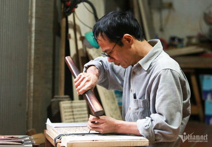 Anh Thạo là người duy nhất ở Bắc Ninh giữ nghề mộc bản. Ảnh: Vietnamnet