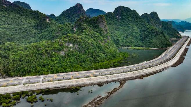 Đây được xem là tuyến đường du lịch ven biển hiện đại, độc đáo ở Việt Nam bởi có sự kết hợp của núi rừng và biển (Ảnh: Thông tấn xã Việt Nam)