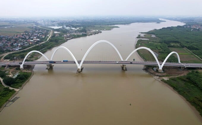 Cầu Kinh Dương Vương bắc qua sông Đuống nằm tại ranh giới giữa huyện Thuận Thành và Tiên Du, tỉnh Bắc Ninh