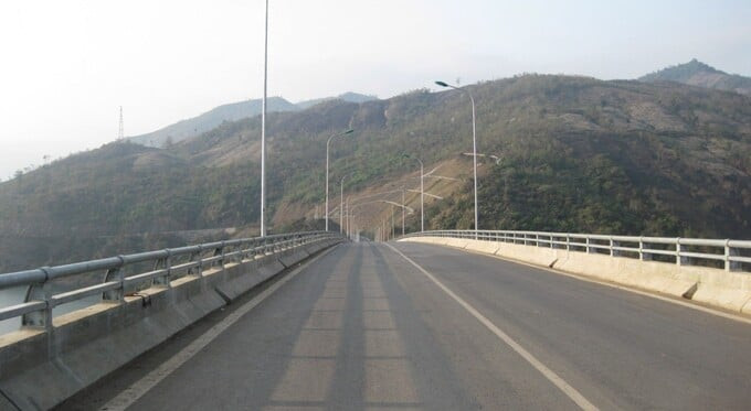 Cầu Pá Uôn có tổng chiều dài 1.418m, trong đó phần cầu chính dài 918m; đường dẫn 2 đầu cầu dài 500m