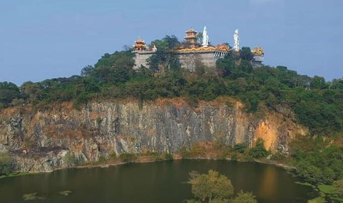 Với vị trí đắc địa, chùa Châu Thới thu hút một lượng lớn du khách đến tham quan và chiêm bái