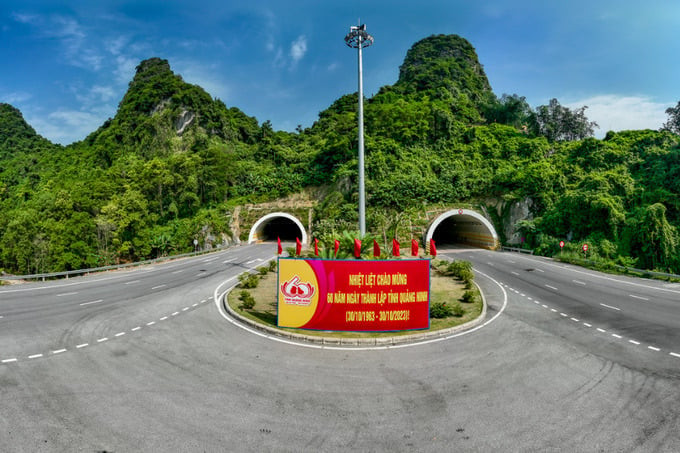 Hai ống hầm xuyên núi, dài 235m (Ảnh: Thông tấn xã Việt Nam)