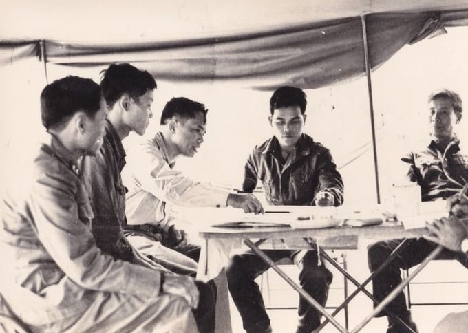 Đồng chí Đoàn Khuê (giữa), Tư lệnh kiêm Chính ủy Khu 5 làm việc với Ban chỉ huy Tiểu đoàn 2 Gia Lai-Kon Tum ở Đồn 21 dịp Tết Mậu Ngọ 1978
