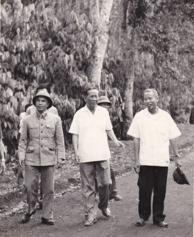 Đồng chí Đoàn Khuê (bên trái), Tư lệnh kiêm Chính ủy Quân khu 5 trong chuyến đi công tác cùng Tổng Bí thư Lê Duẩn ở Đắk Lắk, ngày 10-4-1978