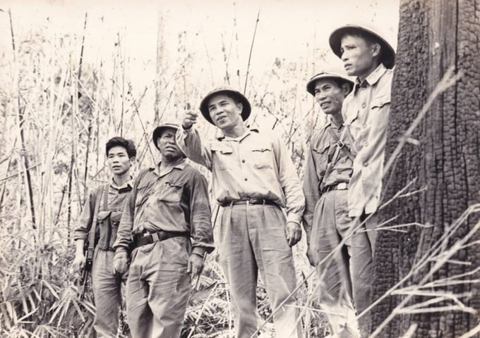 Đồng chí Đoàn Khuê (giữa), Tư lệnh kiêm Chính ủy Quân khu 5 đi kiểm tra xác định đường biên giới, năm 1978