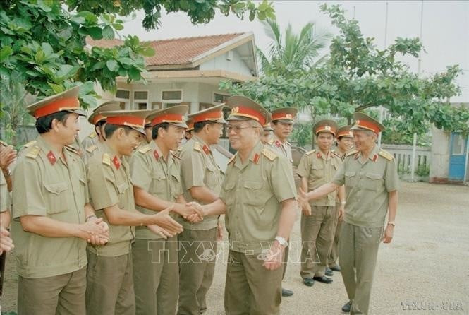 Đại tướng, Bộ trưởng Quốc phòng Đoàn Khuê thăm và làm việc tại Quân khu 5 (1996). Ảnh: Xuân Quang/TTXVN