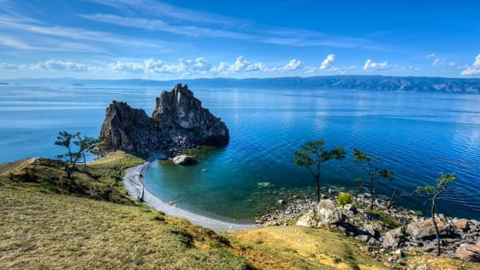Hồ Baikal nằm ở phía nam vùng Đông Siberia thuộc Nga là hồ sâu nhất trên hành tinh, với điểm sâu nhất đạt đến 1.642m