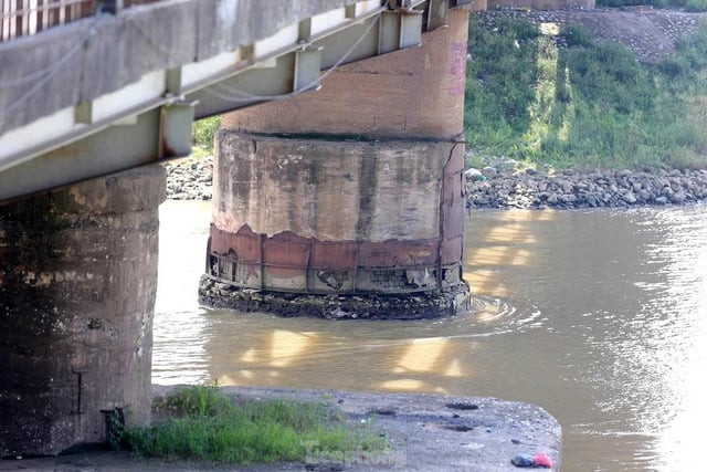 Sau nhiều năm sử dụng, cầu Đuống đã xuống cấp đáng kể