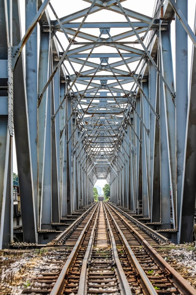 Cầu Đuống có chiều dài 225m, là một cây cầu kết hợp đường bộ và đường sắt, tương tự như cầu Long Biên