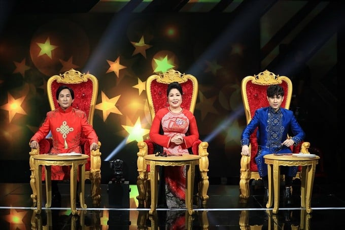 Kim Tử Long (bên trái ngoài cùng) trong chương trình Sao nối ngôi