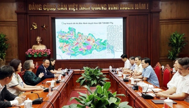 Lãnh đạo tỉnh Bắc Ninh giới thiệu những địa điểm có vị trí đặc biệt quan trọng trong phát triển kinh tế - xã hội tỉnh. Ảnh: Bắc Ninh