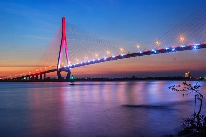 Với chiều dài nhịp chính lên đến 550m, cầu Cần Thơ trở thành cây cầu dây văng có nhịp chính dài nhất Đông Nam Á và cũng lọt vào danh sách Top 10 cầu có nhịp dây văng dài nhất trên thế giới