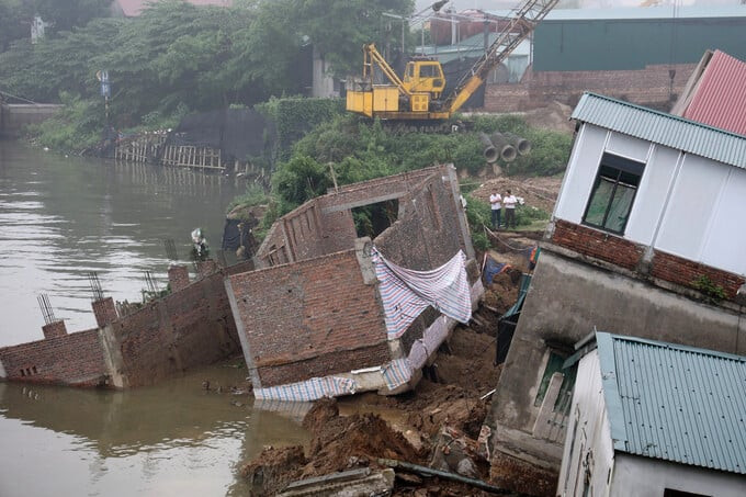 Chủ tịch UBND tỉnh Bắc Ninh yêu cầu tháo dỡ các công trình đã bị sạt lở nhằm hạn chế tải trọng cho bãi sông tại khu vực này