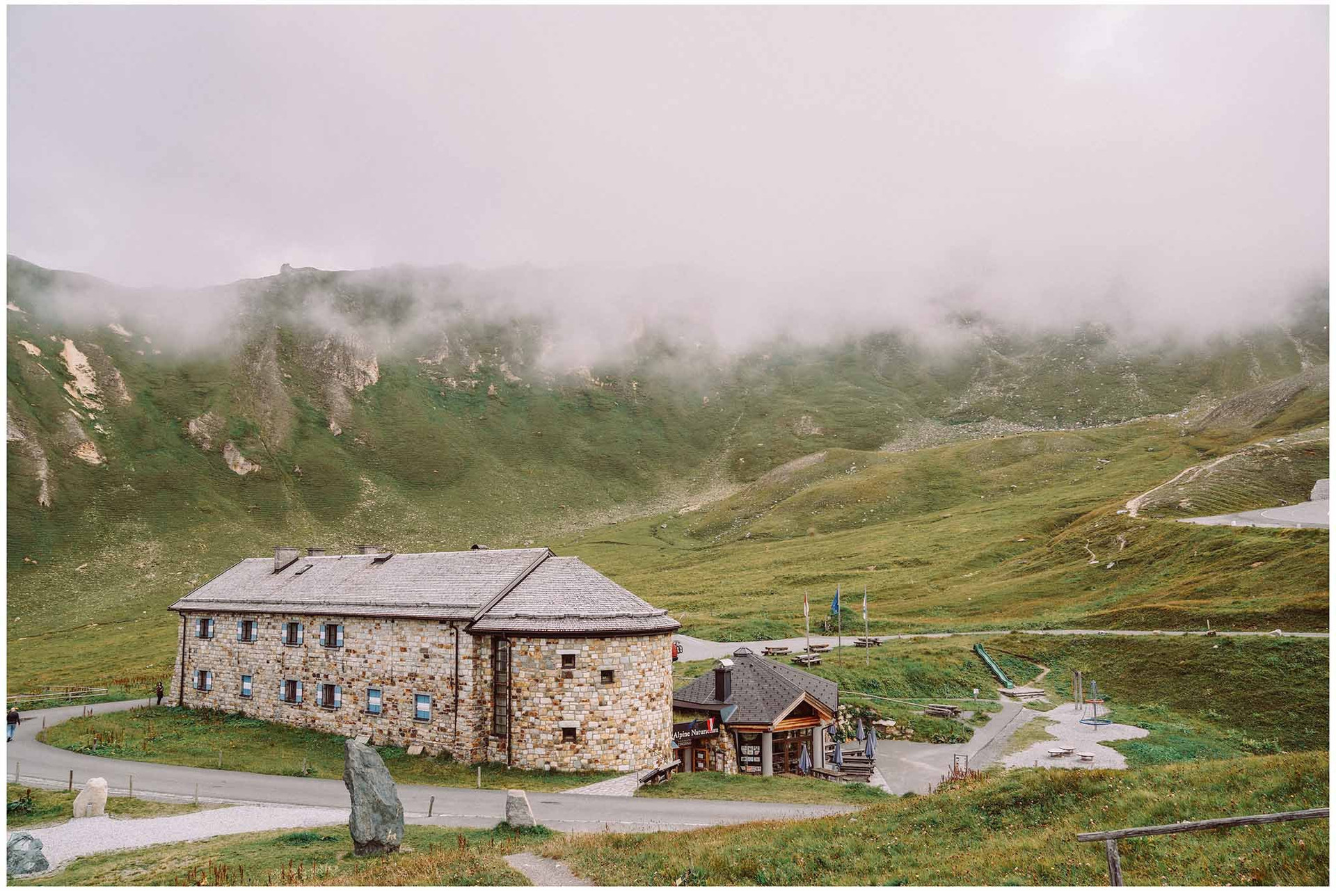 Tên đầy đủ của cung đèo này là Grosslockner High Alpine Road