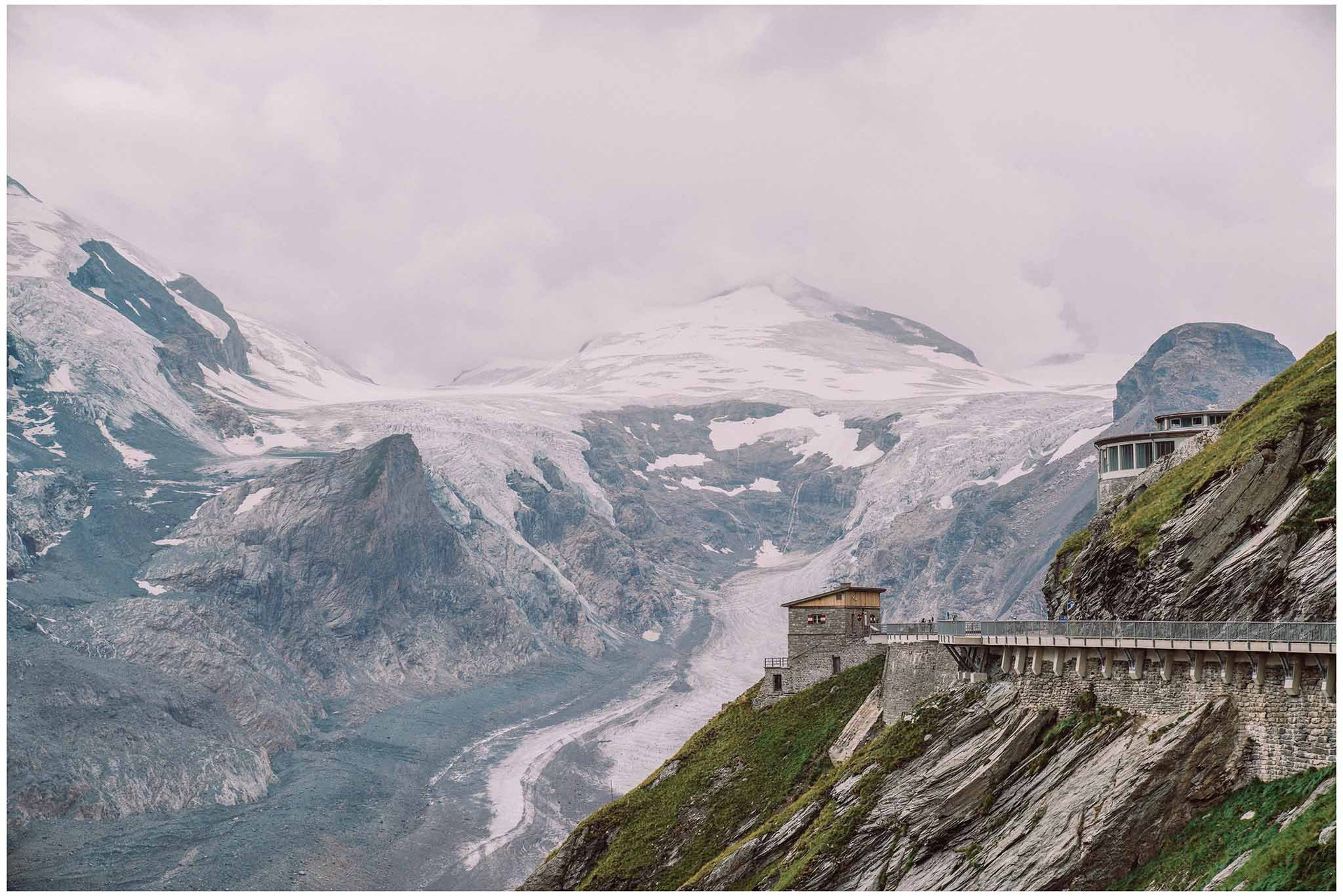 Du khách có thể chiêm ngưỡng khung cảnh hùng vĩ của dãy núi Alps, công viên quốc gia High Tauern và sông băng Pasterze trên cung đèo Grossglockner