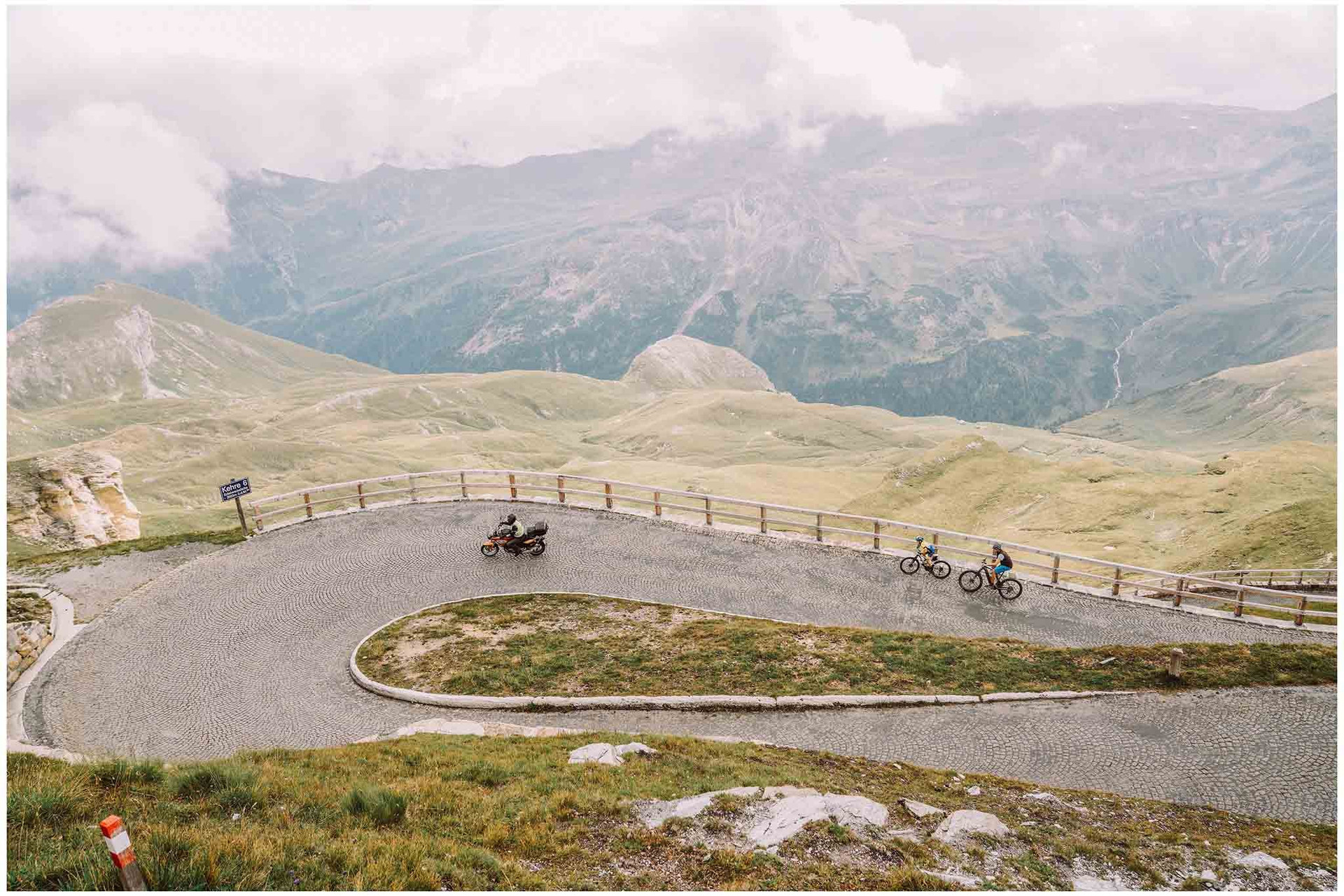 Con đường Grossglockner High Alpine Áo mở cửa cho hoạt động giao thông sau khi mùa đông kết thúc, thường sẽ vào cuối tháng 4 và đầu tháng 5