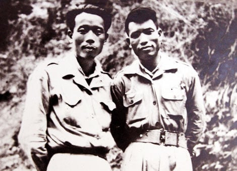 Thiếu tướng Hoàng Sâm (bên trái) cùng Đại tướng Văn Tiến Dũng hồi trẻ. Ảnh tư liệu/Báo CAND