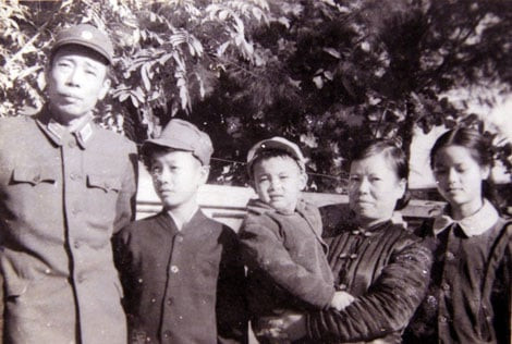 Thiếu tướng Hoàng Sâm cùng gia đình. Ảnh tư liệu/Báo CAND