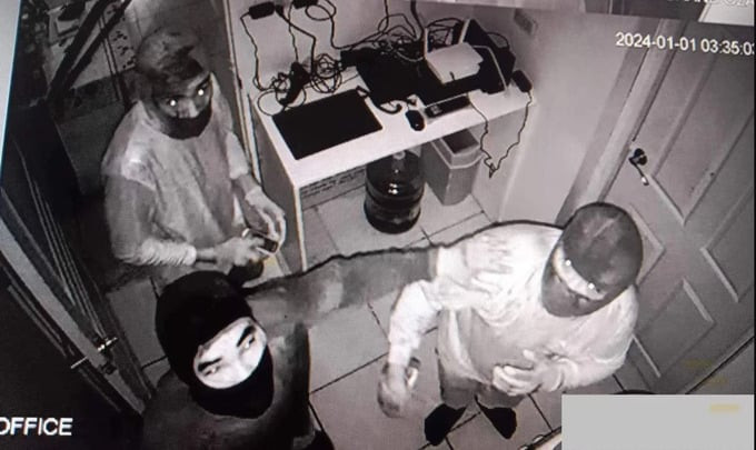 Camera giám sát trong trung tâm thương mại đã ghi lại hình ảnh vụ trộm, tuy nhiên cả ba nghi can đều đội mũ che kín mặt