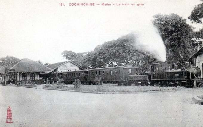 Ngày 20/7/1885, chuyến tàu đầu tiên xuất phát từ ga Sài Gòn, vượt qua sông Vàm Cỏ Đông và đến ga cuối cùng tại trung tâm thành phố Mỹ Tho, đánh dấu sự ra đời của ngành đường sắt Việt Nam