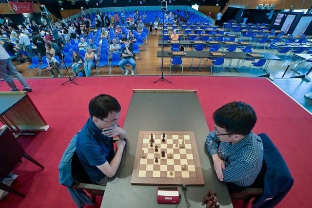 Lê Quang Liêm (phải) trong chiến thắng trước Yu Yangyi (Trung Quốc) ở nội dung cờ chớp. Ảnh: BIEL CHESS